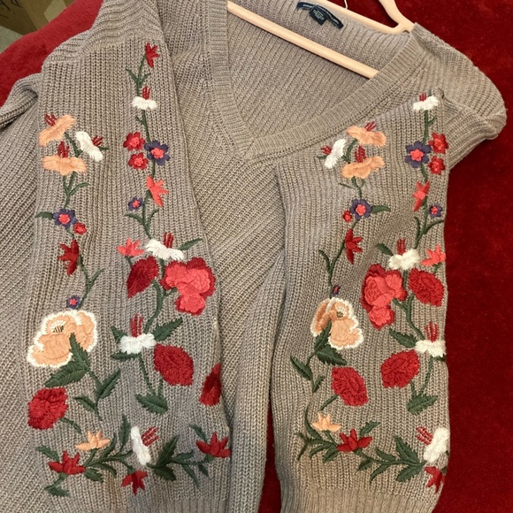 AEO women’s size medium V-neck sweater with floral embroidered long sleeves - Picture 4 of 7